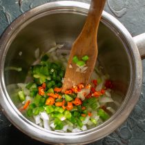 Стручок сладкого перца очищаем, промываем, режем кубиками Стручок сладкого перца очищаем, промываем, режем кубиками