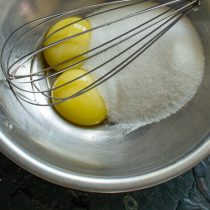 К желткам добавляем мелкий белый сахар