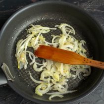 Репчатый лук нарезаем тонкими полукольцами, обжариваем на растительном масле Репчатый лук нарезаем тонкими полукольцами, обжариваем на растительном масле
