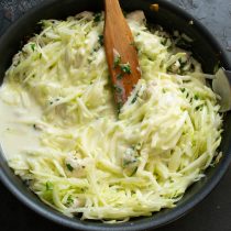 Вливаем в сковороду смесь из сметаны и яиц, по вкусу все солим, разравниваем смесь Вливаем в сковороду смесь из сметаны и яиц, по вкусу все солим, разравниваем смесь