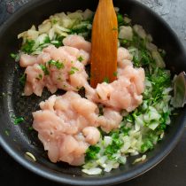 Нарезаем филе куриной грудки кубиками. Сдвигаем лук в сторонку, кладём курицу Нарезаем филе куриной грудки кубиками. Сдвигаем лук в сторонку, кладём курицу