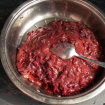 Перекладываем ягодное пюре в ёмкость для варки варенья