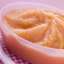 Абрикосовое пюре можно разложить пюре по пакетам или разлить в пластиковые банки и заморозить