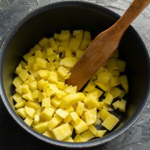 Картофель чистим, нарезаем маленькими кубиками, как для салата оливье