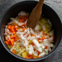 Добавляем к картофелю с морковью нарезанный маленькими кубиками репчатый лук