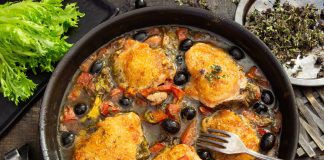 Курица в вине по-французски