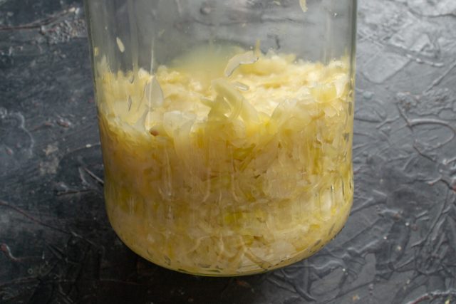 Также можно переложить капусту в 3-х литровую банку, как следует утрамбовать и прикрыть крышкой с отверстиями