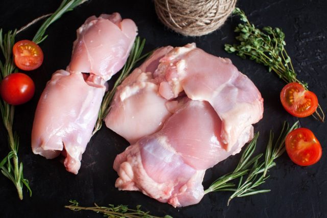 В основном и индеек, и цесарок разводят для получения мяса. Яичная продуктивность у этих птиц не очень велика по сравнению с курами В основном и индеек, и цесарок разводят для получения мяса. Яичная продуктивность у этих птиц не очень велика по сравнению с курами