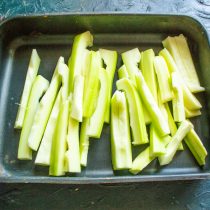 Нарезаем очищенный кабачок полосками. Для запекания подойдет противень, в который уместятся все овощи Нарезаем очищенный кабачок полосками. Для запекания подойдет противень, в который уместятся все овощи