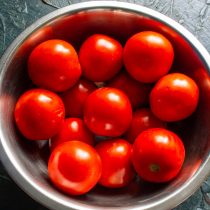 Для заготовки пригодны спелые и чуть перезревшие помидоры без признаков порчи