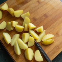 Очищенный картофель заливаем кипятком, солим воду. Отвариваем картофель до готовности Очищенный картофель заливаем кипятком, солим воду. Отвариваем картофель до готовности