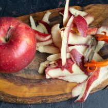 Большие яблоки очищаем от кожуры. В рецепте почти нет сахара, поэтому выбирайте вкусные плотные кисло-сладкие яблоки