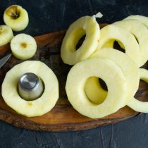 Очищенные яблоки нарезаем ломтиками толщиной полтора сантиметра или чуть толще. Выемкой вырезаем серединку 