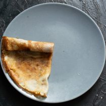 Аккуратно сворачиваем трубочку, стараясь сделать так, чтобы торец блина не ушел в конус Аккуратно сворачиваем трубочку, стараясь сделать так, чтобы торец блина не ушел в конус