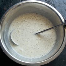 После добавления масла взбейте тесто венчиком или смешайте погружным блендером