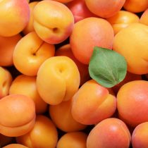 Для сушки больше подходят мелкие или средние плотные, сладкие на вкус. Чтобы получить примерно килограмм кураги, вам понадобится около 4 кг плодов