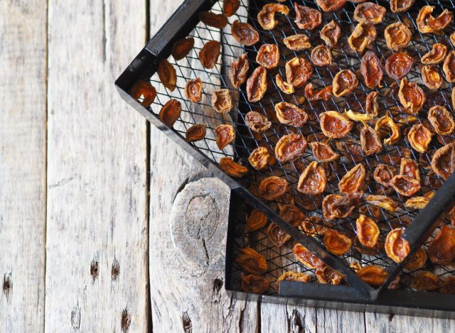 Убирать курагу на хранение необходимо, когда влажность снизится до 20%. В домашних условиях измерить данный показатель невозможно, поэтому стоит ориентироваться визуально и на ощупь