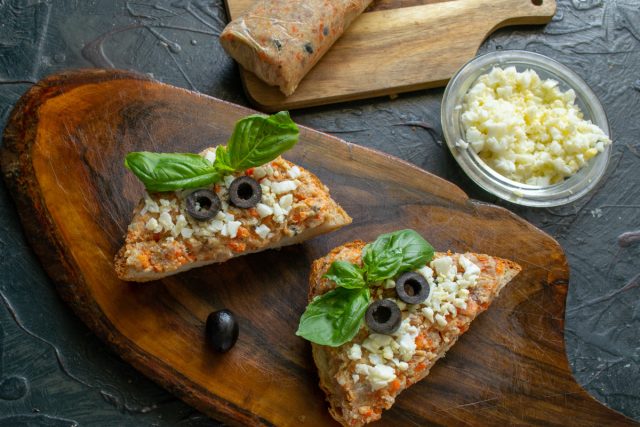 Украшаем бутерброды оливками и листочками зеленого базилика.