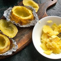 К мякоти картофеля добавляем оставшееся сливочное масло. По вкусу солим. Разминаем в пюре и перемешиваем К мякоти картофеля добавляем оставшееся сливочное масло. По вкусу солим. Разминаем в пюре и перемешиваем