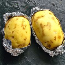 Запекать картошку удобно в фольге. Я делаю лукошки, которые закрывают картофелины наполовину Запекать картошку удобно в фольге. Я делаю лукошки, которые закрывают картофелины наполовину