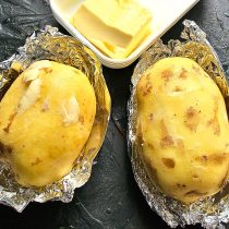 Посыпаем смазанную маслом картошку крупной солью, вкуснее с морской солью. Духовой шкаф разогреваем Посыпаем смазанную маслом картошку крупной солью, вкуснее с морской солью. Духовой шкаф разогреваем