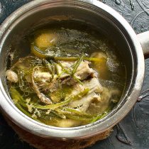 Для соуса понадобится куриный бульон или говяжий. Можно использовать готовый или сварить Для соуса понадобится куриный бульон или говяжий. Можно использовать готовый или сварить
