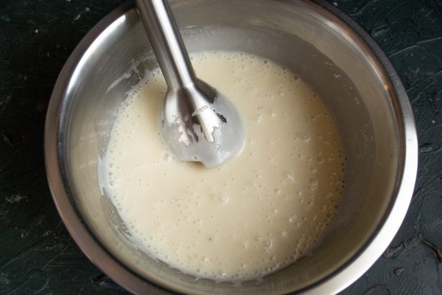 Вооружаемся блендером или мощным миксером и смешиваем жидкие ингредиенты несколько минут до однородного состояния, пока масса не превратится в нечто похожее на тесто для оладий Вооружаемся блендером или мощным миксером и смешиваем жидкие ингредиенты несколько минут до однородного состояния, пока масса не превратится в нечто похожее на тесто для оладий