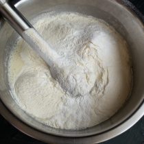 Насыпаем пшеничную муку высшего сорта, добавляем разрыхлитель теста (пекарский порошок). Хорошо перемешиваем ингредиенты – замешиваем тесто без комков