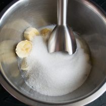 Насыпаем сахарный песок, по желанию можно добавить ванильный экстракт или ванилин на кончике ножа