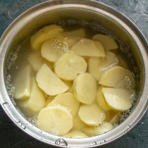 Кладём картошку в кастрюлю, заливаем холодной водой, промываем и снова вливаем холодную воду