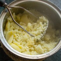 Воду сливаем, веточку тимьяна достаём, картофель разминаем толкушкой или пропускаем через картофельный пресс