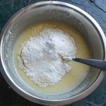 К пшеничной муке добавляем разрыхлитель теста, хорошо смешиваем К пшеничной муке добавляем разрыхлитель теста, хорошо смешиваем