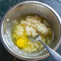 Разбиваем крупное куриное яйцо. Смешиваем жидкие ингредиенты с манкой ложкой Разбиваем крупное куриное яйцо. Смешиваем жидкие ингредиенты с манкой ложкой