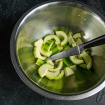 Очищенный кабачок нарезаем небольшими ломтиками, кладём в глубокую миску Очищенный кабачок нарезаем небольшими ломтиками, кладём в глубокую миску