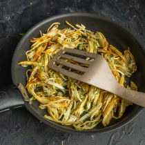 Жарим картофель до готовности, в конце жарки солим по вкусу, добавляем зелень Жарим картофель до готовности, в конце жарки солим по вкусу, добавляем зелень