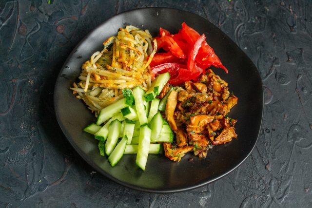 Кладём рядом с грибами и помидорами горки из огурцов и жаренной картошки. Кладём рядом с грибами и помидорами горки из огурцов и жаренной картошки.