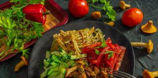 Грибы с картошкой – лисички с картофелем жаренные на сковороде