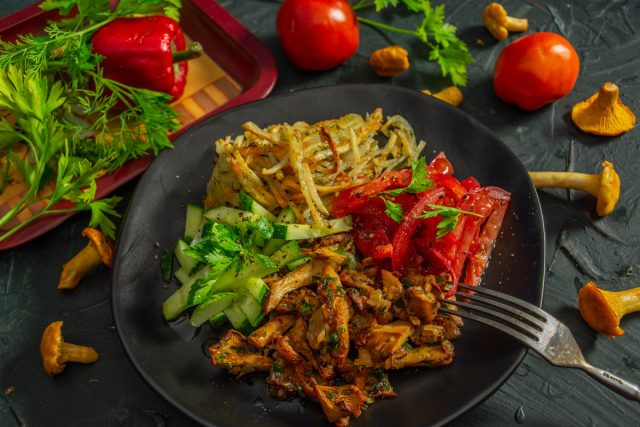 Грибы с картошкой – лисички с картофелем жаренные на сковороде Грибы с картошкой – лисички с картофелем жаренные на сковороде