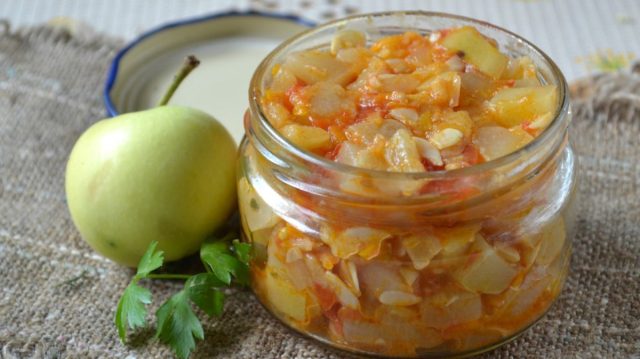 Так как яблоки хорошо сочетаются с другими овощами и фруктами, они часто становятся компонентом зимних салатов. В зависимости от сорта плоды придают салату тот или иной вкусовой оттенок