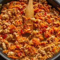 Соус по вкусу солим и перчим, готовим 5-7 минут на небольшом огне. Советую насыпать 1 чайную ложку сахара Соус по вкусу солим и перчим, готовим 5-7 минут на небольшом огне. Советую насыпать 1 чайную ложку сахара