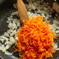 Нарезанный лук обжариваем на растительном масле до мягкости. К обжаренному луку добавляем тёртую морковку.