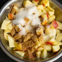 Вырезаем серединки из яблок, режем яблоки небольшими кубиками, посыпаем сахаром и молотой корицей Вырезаем серединки из яблок, режем яблоки небольшими кубиками, посыпаем сахаром и молотой корицей