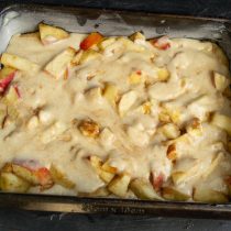 Столовой ложкой хаотически выкладываем оставшееся тесто на фрукты Столовой ложкой хаотически выкладываем оставшееся тесто на фрукты