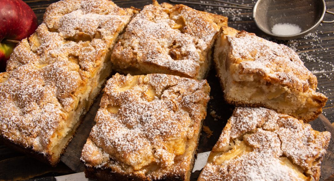 Нежный заливной пирог с яблоками на сметане
