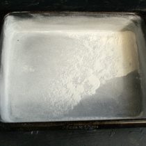 Форму смазываем мягким сливочным маслом, обильно посыпаем мукой, чтобы не осталось не укрытых мест Форму смазываем мягким сливочным маслом, обильно посыпаем мукой, чтобы не осталось не укрытых мест
