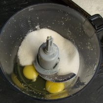 Насыпаем в чашу блендера сахарный песок, щепотку мелкой соли чтобы сбалансировать сладость
