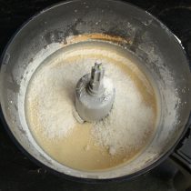 Добавляем в тесто имбирный порошок и кокосовую стружку (важно мелкую!), ещё раз всё перемешиваем Добавляем в тесто имбирный порошок и кокосовую стружку (важно мелкую!), ещё раз всё перемешиваем