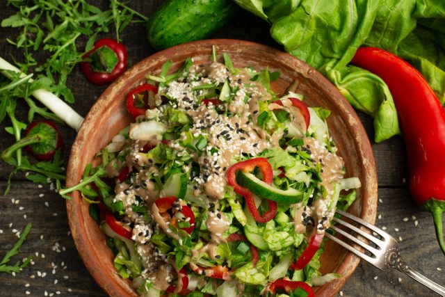 Овощной салат с кунжутным соусом Овощной салат с кунжутным соусом
