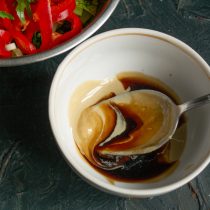 Делаем кунжутный соус. В мисочку кладём кунжутную пасту тахини, добавляем соевый соус и выжимаем сок из лимона Делаем кунжутный соус. В мисочку кладём кунжутную пасту тахини, добавляем соевый соус и выжимаем сок из лимона
