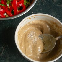 По вкусу солим, хорошо перемешиваем соус. По мере смешивания, кунжутный соус становится густым По вкусу солим, хорошо перемешиваем соус. По мере смешивания, кунжутный соус становится густым